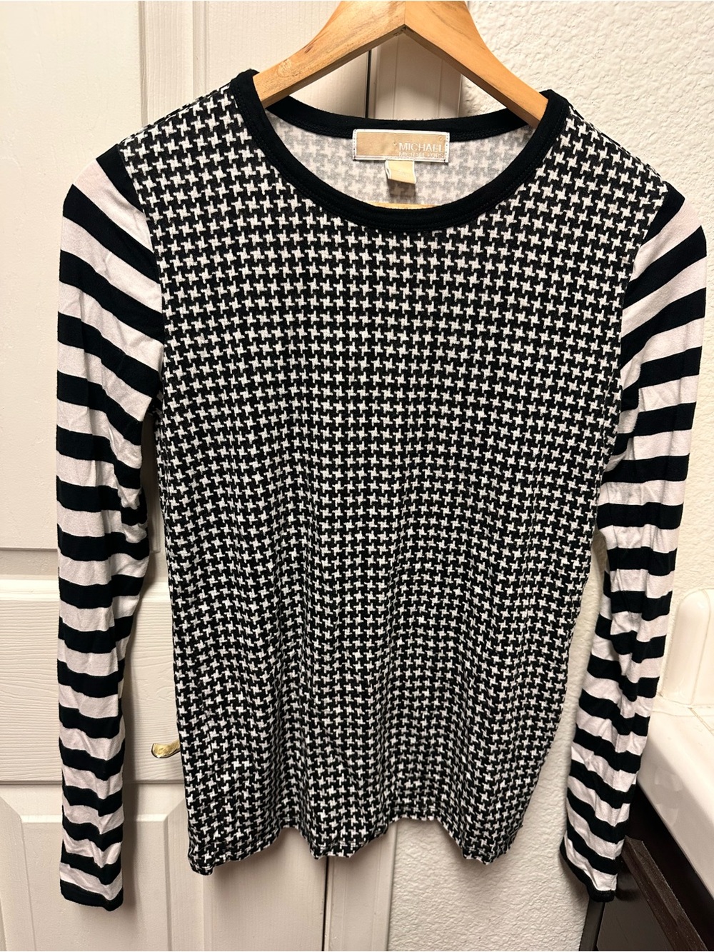 Michael Kors Black & White Houndstooth Crew Neck Top